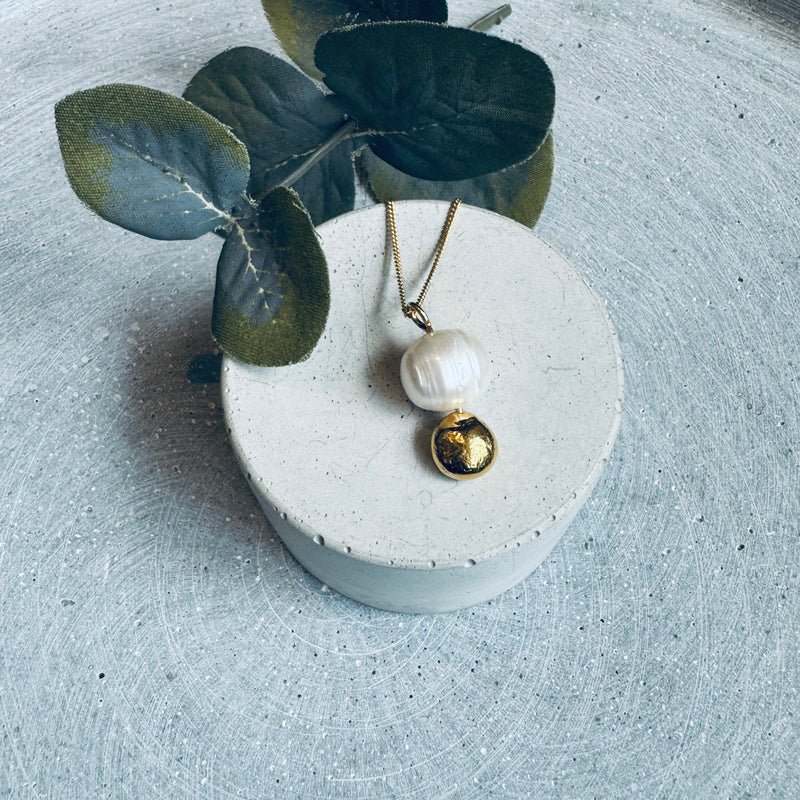 Single moondot pearl necklace gold